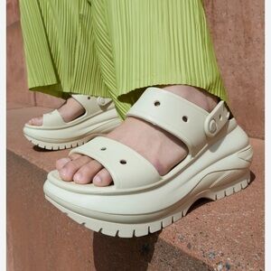 CROCS Womens UNISEX MEGA CRUSH SANDAL‎ Bone color M6/W8